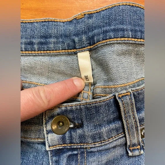 Rag & Bone Dre Distressed Boyfriend Jeans – Low‑Rise Light Wash Denim - Sz 27 - Picture 9 of 17